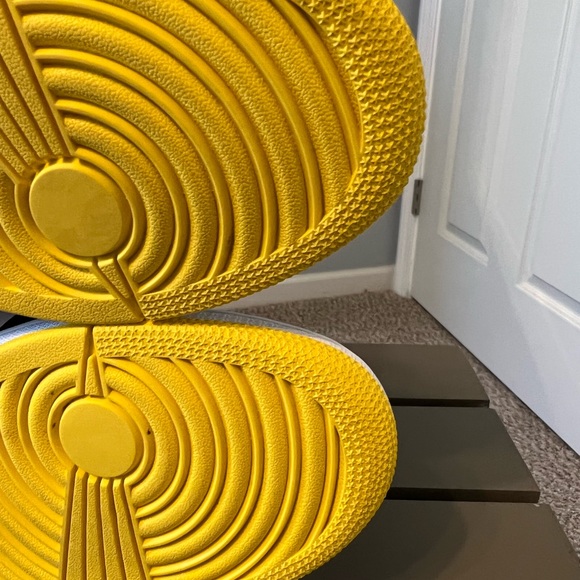 AIR JORDAN 1 MID SE 'YELLOW TOE' - Picture 10 of 10